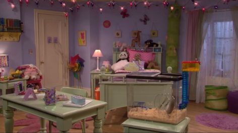 Pretty Room Ideas, Movie Bedroom, 2000s Room, Men Standing, House Closet, Goals Aesthetic, Drake And Josh, Cool Decor, Gif Photo