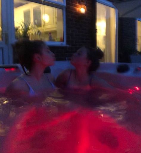 Cute Hot Tub Pictures With Friends, Aesthetic Hot Tub Pictures, Night Hot Tub Pictures, Hot Tub Pictures Poses Night, Hot Tub Instagram Pictures, Hot Tub Pics Instagram, Hot Tub Photoshoot Ideas, Hot Tub Aesthetic, Hot Tub Pictures Poses