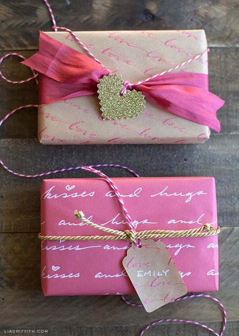 DIY Valentine's Day gift wrap Creative Wrapping, Gift Wrapping Inspiration, Creative Diy Gifts, Unique Gift Wrapping, Creative Gift Wrapping, Diy Gift Wrapping, Present Wrapping, Letter Gifts, Beautiful Gift Wrapping