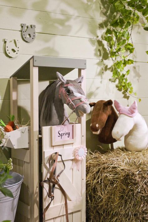 Ga jij ook springend de lente in? Jouw stal is in een mum van tijd voorjaarsproof met deze hobby horse met accessoires! 😍🐴 Hobby Horse Stable Diy, Hobby Horse Stable, Hobby Horse Stall, Hobby Horse Tack Ideas, Hobby Horse Ideas, Hobby Horse Tack Diy, Horse Stalls Diy, Hobby Horse Accessories Diy, Hobby Horse Jumps