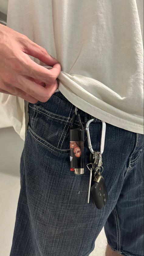 Keys On Pants, Caribeaner Keychain Outfit, Keychain Outfit, Men Keychain, Keychain Men, Keychain On Pants, Carabiner Outfit, Men Accessories Aesthetic, Carabiner Keychain Outfit