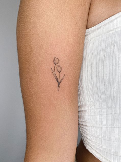 Fine line tattoo of a tulip. Los Angeles based tattoo artist. Perfect tattoo for women. Perfect tattoo for men. Perfect tattoo to match with a friend! #tattooartist #finelinetattoo #westerntattoo #losangeles #minimalisttattoo #uniquetattoo #tattooformen #tattooforwomen #flashdesign #halloweentattoo #flowertattoo Tato Mom, Mini Tattoos Tulip, Fine Line Tulip Tattoo Design, Tattoo Ideas Tulip, Small Fine Line Tulip Tattoo, Tatoos Small Tulip, Small Tulip Tattoo, Flower Tattoo Minimalist, Fine Line Flower Tattoos