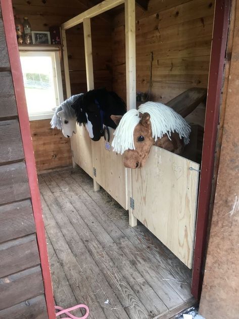 Hobby Horse Stall, Hobby Horse Stable, Horse Tack Rooms, Cute Horse Pictures, Stick Horses, Hobby Horses, Western Wallpaper Iphone, Horse Party, Cute Animals Puppies