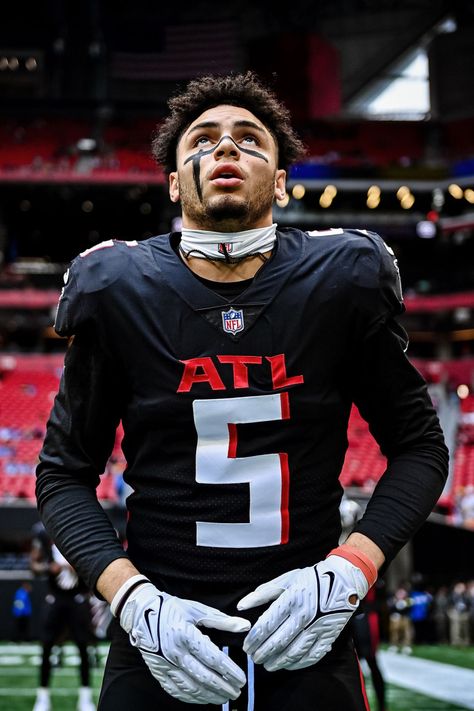 Drake London Falcons, Wide Receiver Drip, Nfl Drip, Matt Ryan Falcons, Falcons Wallpaper, Black Football Players, Nfl Falcons, American Football Cleats, Atl Falcons