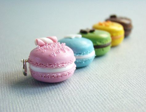 Macarons Stephanie Kilgast, Pastel Macarons, Polymer Clay Kunst, Clay Magnets, Food Artists, Diy Crafts For Girls, Polymer Clay Diy, Cute Polymer Clay, Polymer Clay Miniatures