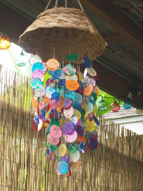 Melted Bead Wind Chime Summer Crafts For Adults, Plastic Beads Melted, Melted Pony Beads, Windchimes Diy, Wind Chimes Homemade, Profitable Crafts, Diy Suncatchers, Wind Chimes Craft, Spoon Crafts