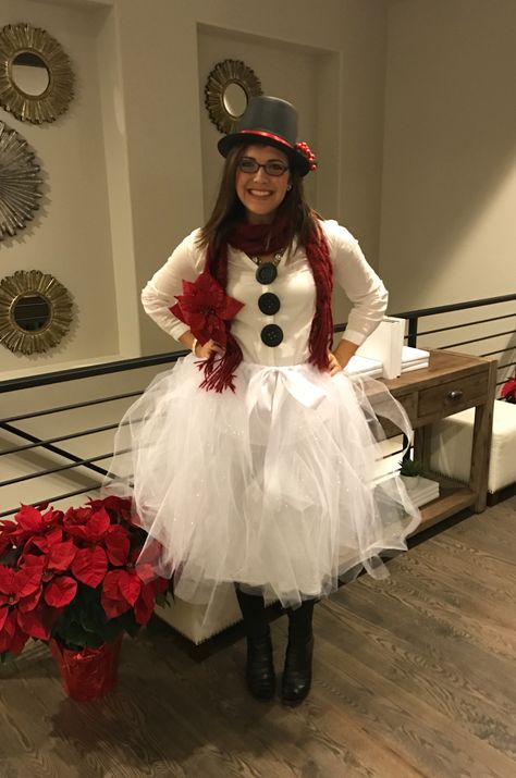 Christmas costume party. Homemade Snowman...or snow-woman Homemade Snowman, Christmas Character Costumes, Christmas Costume Party, Costume Homemade, Karneval Diy, Christmas Costumes Women, Christmas Tree Costume, Christmas Party Costume, Snowman Costume