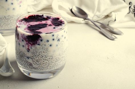 Blueberry Pudding, Chia Seed Drinks, Chia Puding, Oatmeal Yogurt, Seed Recipes, Fruity Treats, Basil Recipes, Basil Seeds, Berry Juice