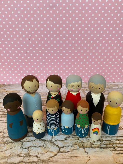 Peg Family, Medieval Crafts, Wood Peg Dolls, Peg People, Clothespin Dolls, Doll Family, Pin Doll, Doll Painting, Peg Doll