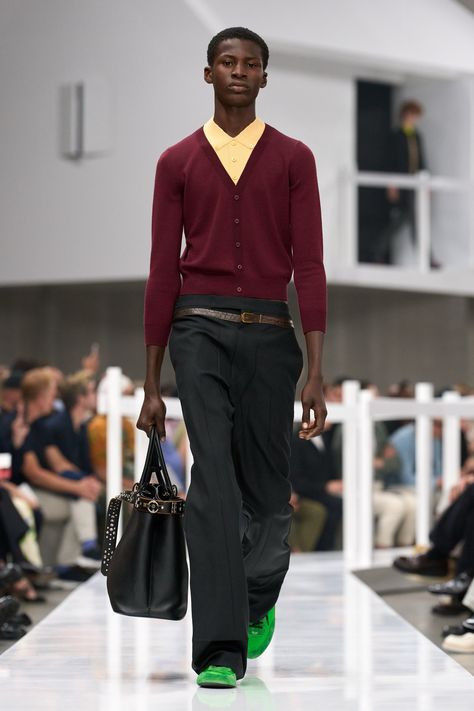 Prada Spring 2025 Menswear
https://www.vogue.com/fashion-shows/spring-2025-menswear/prada/slideshow/collection#8 Ss24 Fashion, Prada Menswear, Milan Fashion Week Men, Paris Street Style Fall, Prada Spring, Men Fashion Show, Fashion Media, Men Sunglasses, Miuccia Prada