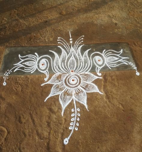 Horizontal Rangoli Designs, Muruja Jhoti, Indian Rangoli Designs, Lotus Rangoli, Easy Rangoli Designs Videos, Rangoli Designs Photos, Alpona Design, Rangoli Side Designs, Rangoli Designs Latest