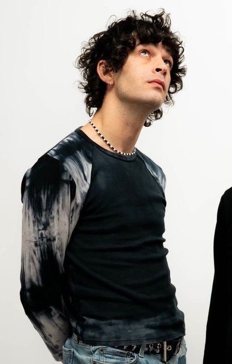 Matty 1975, Matthew Healy, Matt Healy, Matty Healy, The 1975, Cool Bands, Curly Hair, Pretty People, Beautiful People