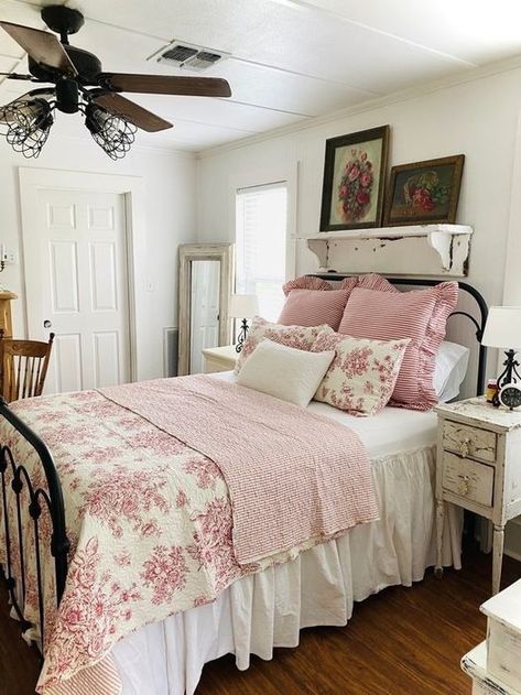 Bedroom Chandelier Ideas Farmhouse, Colorful Vintage Bedroom Ideas, Country Cottage Interiors Bedroom, Dark Cottage Core Bedroom, Vintage Shabby Chic Bedroom, Cottage Style Bedrooms, Cottage Core Bedroom, Dark Boho Bedroom, Country Cottage Bedroom