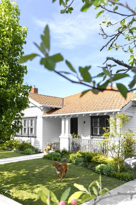 A Hamptons-Meets-"Cottage-y" Style California Bungalow Front Garden Ideas Australian, California Bungalow Australian, California Bungalow Exterior, Art Deco Maximalist, Bungalow Facade, 1950s Cottage, Parisian Cottage, Weatherboard Cottage, Australian Country Houses