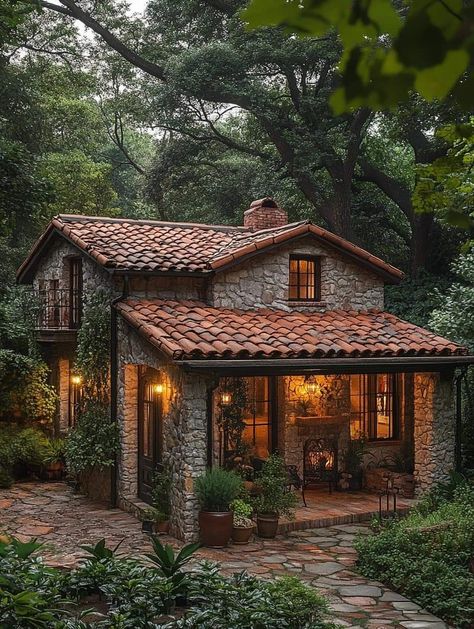 Italian Small House, Cafe Cottagecore, Stone Cottages Interior, House In The Field, Stone Cottage Homes, Small Stone Cottage, Italian Cottage, Unusual House, Stone Exterior Houses