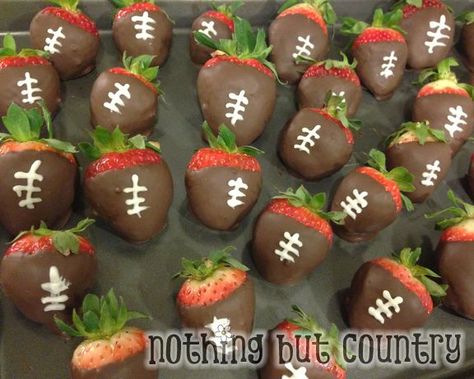 Football Chocolates for the man in your life for Valentine's day! Superbowl Sweets, Super Bowl Sweets, Football Party Desserts, Football Strawberries, Superbowl Foods, Sports Baby Shower Theme, Superbowl Sunday, Football Baby Shower, Sports Baby Shower