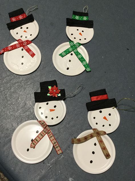 Mason Jar Lid Snowman, Mason Jar Lid Crafts, Lid Ornaments, Mason Jar Lids Crafts, Jar Lid Crafts, Snowman Crafts Diy, Christmas Bazaar, Tin Ornaments, Canning Lids