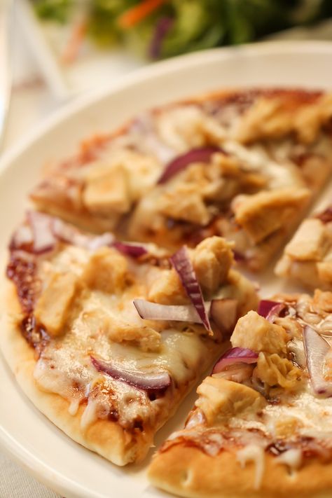 BBQ Chicken Pizza in 10 Minutes Moist Grilled Chicken, Grilled Chicken Pizza, Homemade Bbq Chicken Pizza, Perfect Pizza Crust, Pita Pizza, Easy Bbq Chicken, Delicious Pizza Recipes, Chicken Pita, Pita Pizzas