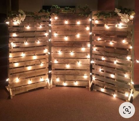 Pallet Background, Bachelor Pad Decor, Pallet Backdrop, Fest Temaer, Rustic Wedding Backdrops, Pallet Wedding, Wood Backdrop, Pallet Decor, Background Ideas