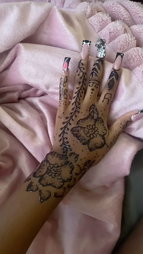 Hand Tattoos Henna, Drawings On Hands, Manipulative Parents, Cute Henna Designs, Cute Henna Tattoos, Henna Style Tattoos, Her Tattoo, Henna Inspo, Red Henna