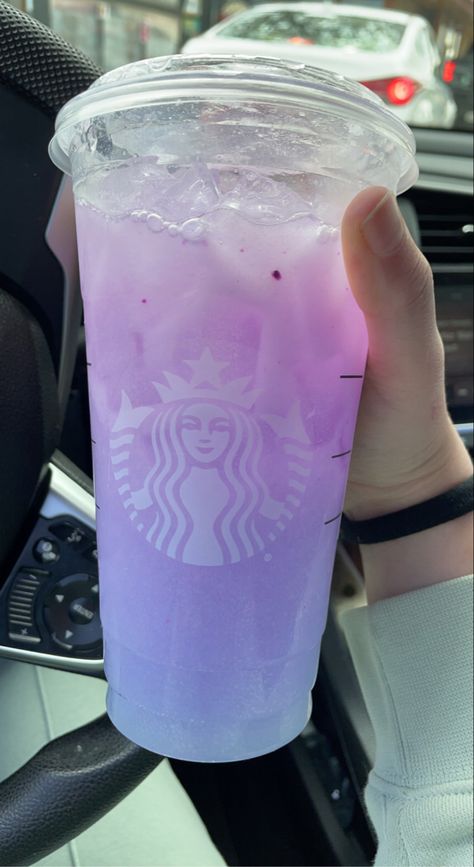 Dragon Fruit Refresher, Caramel Apple Spice, Cold Starbucks Drinks, Secret Starbucks Recipes, Iced Starbucks Drinks, Secret Starbucks Drinks, Starbucks Secret Menu Drinks, Healthy Starbucks, Colorful Drinks