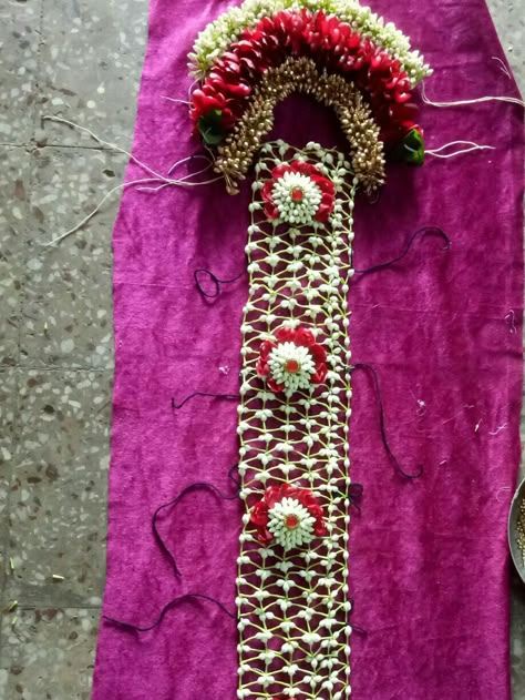 Pulla Jeda For Bride, Pola Jada For Bride, Bridal Poola Jada Models Latest, Flower Jadai For Seemantham, Flower Jadai For Marriage, Pulla Jada For Bride With Flowers, Pulajada Designs For Wedding, Pelli Jada Indian Bridal, Pula Jadalu Designs