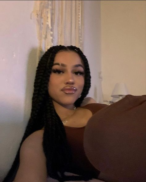 Eyebrow Slits, Cute Box Braids, Cute Box Braids Hairstyles, Curly Girl Hairstyles, Beautiful Lips, Box Braids Hairstyles, Curly Girl, Light Skin, Pretty Selfies