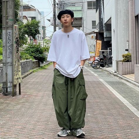 #aesthetic #fashion #fitinspo #Instagram #model #menswear #wear #fashionable #accessories New Balance Baggy Outfit, Cargo Pants Shirt Outfit, Japanese Fashion Aesthetic, Hiking Outfit Men, Estilo Vans, Light Pants, Japanese Mens Fashion, Japanese Street Wear, Asian Streetwear