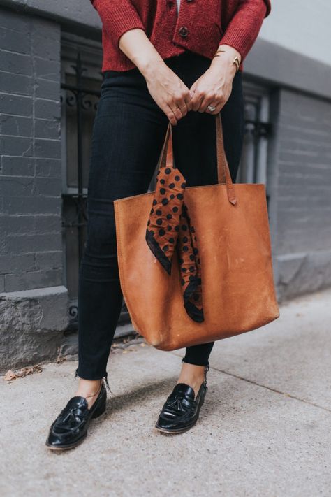 Madewell Tote Outfit, Leather Tote Bag Outfit, Everlane Tote, Everlane Bag, Madewell Tote, Tote Bag Outfit, Madewell Transport Tote, Outfit Cardigan, Brown Leather Tote Bag