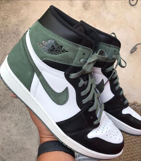 Clay Green Jordan 1, Dark Green Jordans, Jordan Verde, Green Nikes, Green Style Fashion, Jordan 1 Green, Nike Shoes Women Fashion, Air Jordan 1s, Pretty Sneakers