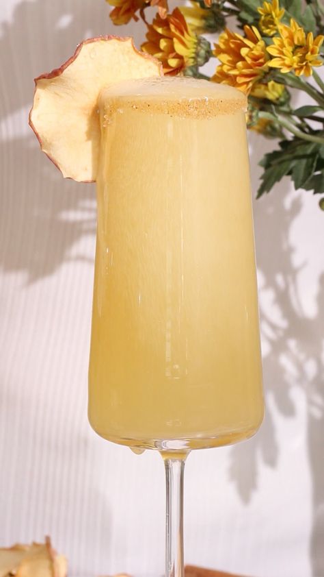 close up of a yellow mocktail in a champagne flute made with apple cider and non-alcoholic wine. Gold Mocktails Non Alcoholic, Yellow Mocktails Non Alcoholic, Non Alcoholic Eggnog Recipe, Apple Mimosa, Apple Mocktail, Easy Mimosa, Mimosa Mocktail, Mocktails Non Alcoholic, Thanksgiving Recipes Drinks