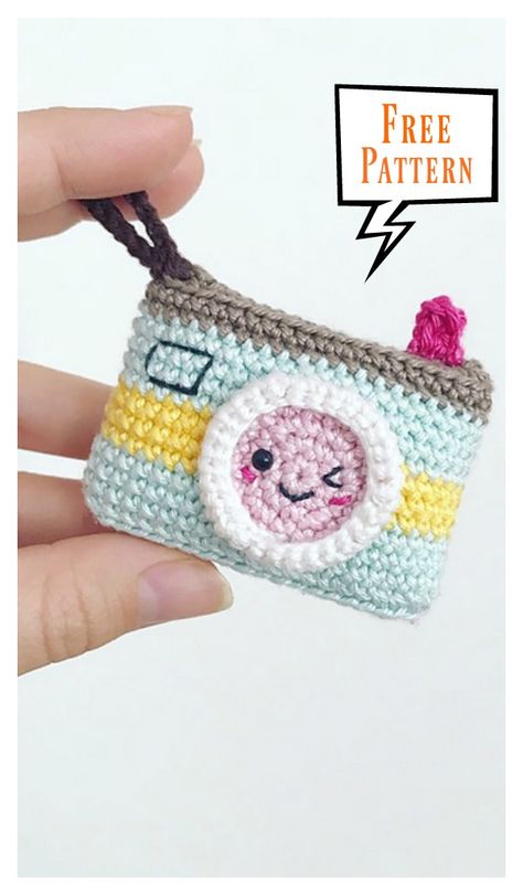 Camera Keychain Free Crochet Pattern #freecrochetpatterns #keychain Crochet Arigumi, Kawaii Camera, Strawberry Doughnut, Leather Crochet, Crochet Keychains, Kawaii Keychain, Camera Keychain, Crochet Friends, Crocheted Dress