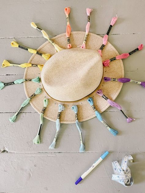 Paint Straw Hat, Straw Hat Band Ideas, How To Decorate A Hat, Decorate Hats Diy, Painted Straw Hats Diy, Hat Painting Diy, Hat Decorating Party, Felt Hat Embroidery, Hat Bands Diy Ideas Western