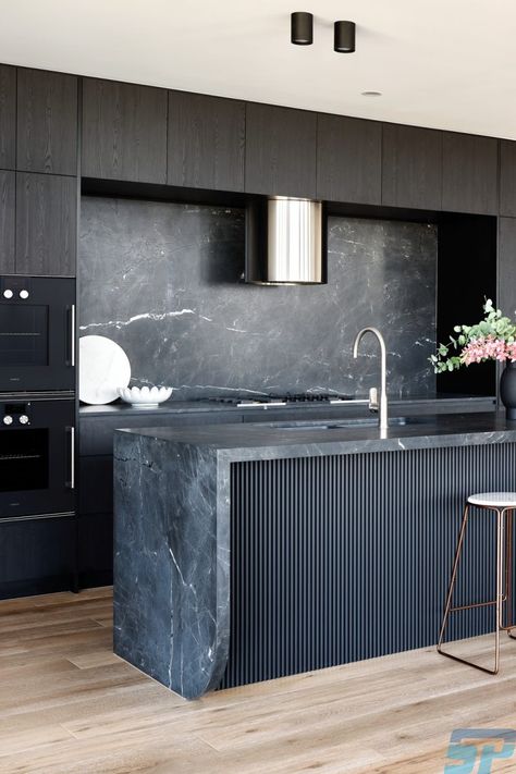 Black Marble Countertops, Black Kitchen Countertops, Modern Black Kitchen, Model Dapur, Best Kitchen Design, Marble Countertops Kitchen, Black Kitchen Island, Black Countertops, Modern Kitchen Island