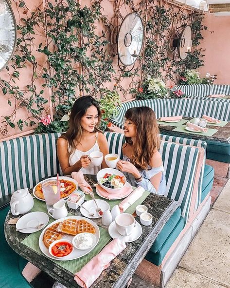 Beverly Hills Hotel Breakfast Brunch Pictures, Tara Milk Tea, Los Angeles Aesthetic, Hotel Secrets, Biarritz France, Girls Brunch, Hotel Breakfast, Hotel Party, Beverly Hills Hotel