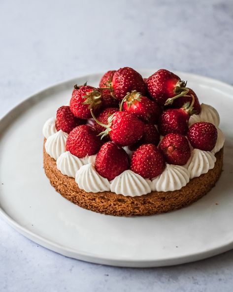 Fresh Strawberry Sablé Breton Tart with Vanilla Bean Mousse • Cook Til Delicious Vanilla Bean Mousse, Fraisier Cake, British Bake Off Recipes, Vanilla Mousse, Strawberry Tart, Strawberry Season, Summer Baking, Types Of Fruit, British Bake Off