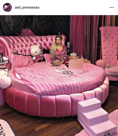 2000s Room Aesthetic Pink, Pink Y2k Room, Trashy Y2k Room, 2000s Room Decor, 2000s Bedroom, 2000s Room, Circle Bed, Y2k Bedroom, Y2k Room