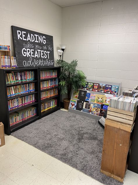 Classroom Library Set Up Elementary, Middle School Reading Nook, Minimalist Classroom, Reading Nook Classroom, Snoopy Classroom, 2024 Classroom, Classroom Library Organization, Teaching Classroom Decor, Class Themes