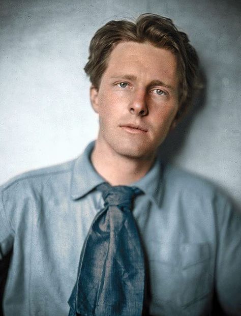 colorized by Jecinci // Brooke was an English poet known for his idealistic war sonnets written during the First World War, especially "The Soldier". He was also known for his boyish good looks, which were said to have prompted the Irish poet W. B. Yeats to describe him as "the handsomest young man in England.” // source: facebook.com/jecinci Rupert Brooke, Describe Him, Masculine Elegance, W B Yeats, Famous Historical Figures, Bloomsbury Group, The Sun Also Rises, The Soldier, Gay Books