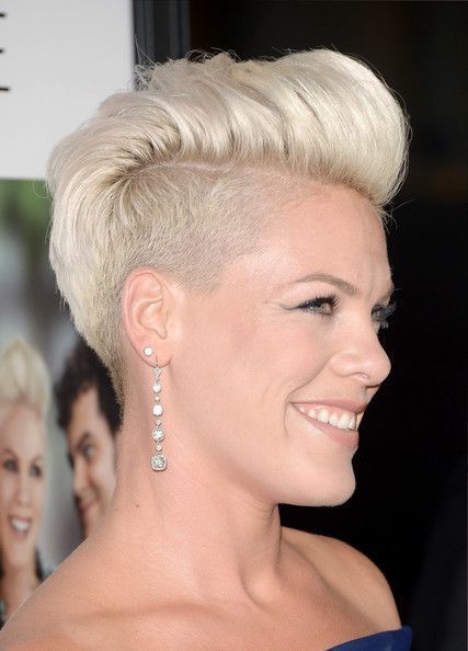 A modern rockabilly meets pixie cut is the way to go. Forgo parting and style the longer hair back into a sleek coif with a root lift, setting in place with a lightweight hairspray. Pink Singer Hairstyles, Pink's Hair, Pink Haircut, Alecia Moore, Pink Singer, Funky Short Hair, Hair Styles 2017, Funky Hairstyles, Short Blonde