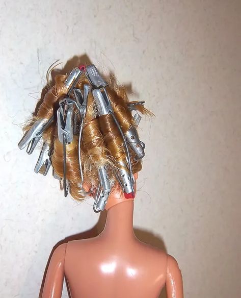 Doll Hair Repair, Fix Doll Hair, Barbie Doll Hairstyles, Barbie Styling Head, Old Barbie, Hair Styling Ideas, Old Barbie Dolls, House Barbie, Doll Hairstyles