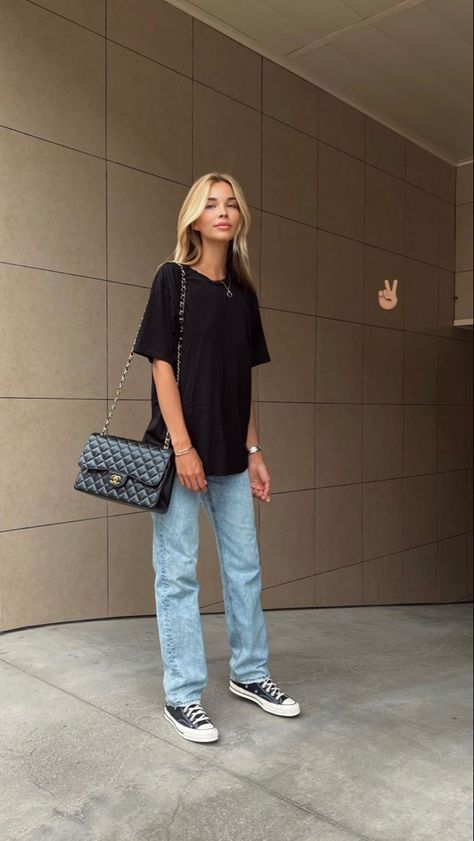 Ootd trendy style outfit corea outfit simple tendencia estilo moda fashion jeans azules blazer mirror selfie Basic Tshirt Outfit, Oversize Tshirt Outfits, Minimalistic Outfits, Outfits Con Jeans, Outfit Simple, Blazer Outfits For Women, Jeans Street Style, Outfit Primavera, Summer 22