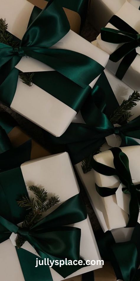 Christmas Wrapping Paper Ideas Box Noel, Christmas Gift Packaging, Gift Wrapping Inspiration, Classy Christmas, Christmas Decor Inspiration, Christmas Themes Decorations, Christmas Tree Inspiration, Christmas Feeling, Christmas Inspo