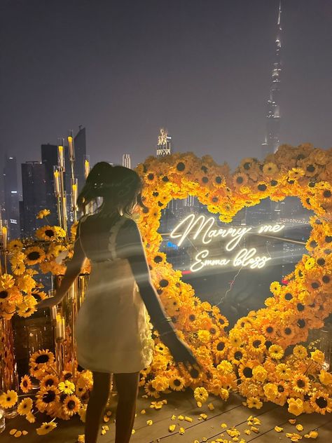 Sunflower Proposal, Kate Moss Wedding, Trip To Dubai, Proposal Videos, Unique Proposals, Proposal Pictures, Flower Business, Christmas Decor Inspiration, Wedding Girl