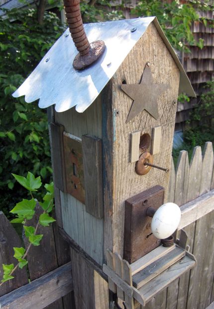 Birdhouse with old door knobs, light cover swtich plate, odds and ends of metal cut outs, rusty spigot, faded wood, adorable! Homemade Garden Decorations, Birdhouse Projects, Old Door Knobs, Birdhouses Rustic, Garden Birdhouses, Unique Bird Houses, Bird House Kits, Birdhouse Designs, Deco Nature