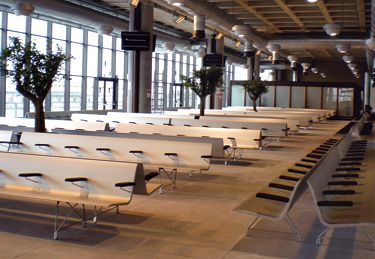 Aero Bench in a train station waiting area Train Station Waiting Room, Public Waiting Area Design, Airport Waiting Area, Modern Library Furniture, Waiting Bench, Airport Interior, Airport Gate, Waiting Area Design, Terminal Bus