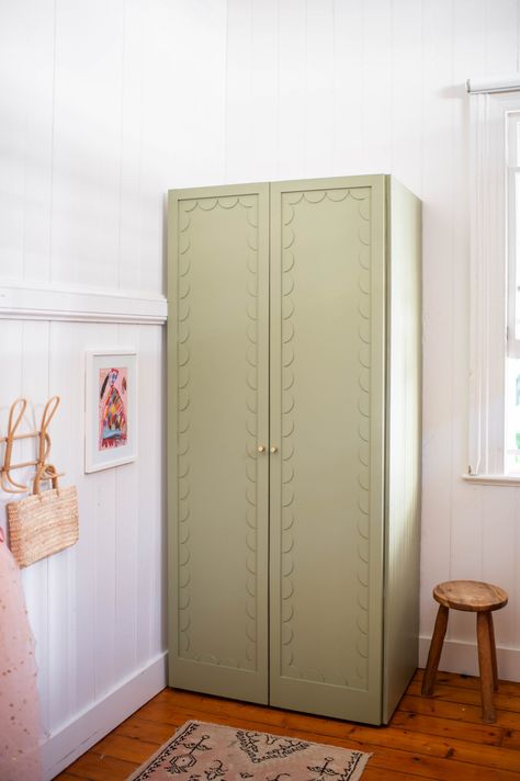 How to Make Scallop Trim Wardrobes Upcycled Wardrobe Doors, Diy Wardrobe Makeover, Wardrobe Renovation Diy, Painted Wardrobe Doors, Wardrobe Doors Makeover, Cupboard Renovation, Diy Cupboard Doors, How To Make Scallops, Wardrobe Renovation