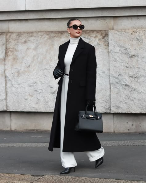 Black Satin Skirt Outfit Winter, Long Black Coat Outfit, Minimal Winter Outfit, Coat Outfits For Women, Uniqlo Trousers, Gilet Outfit, Long Black Trench Coat, Mango Boots, Black Coat Outfit