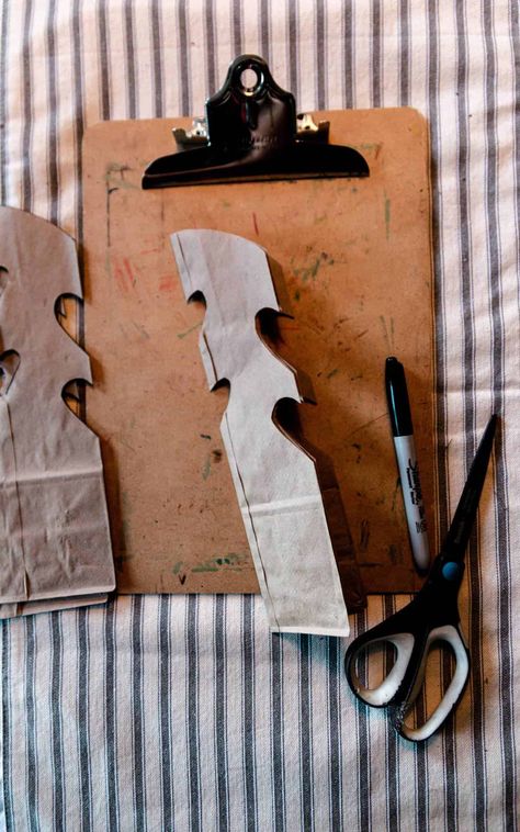 Lunch Bag Christmas Craft Brown Paper, Brown Bag Crafts, Paper Bag Christmas Decorations, Paper Bag Decorating Ideas, Kraft Paper Art, Hanging Paper Decorations, Kraft Paper Crafts, Small Paper Bags, Diy Paper Bag