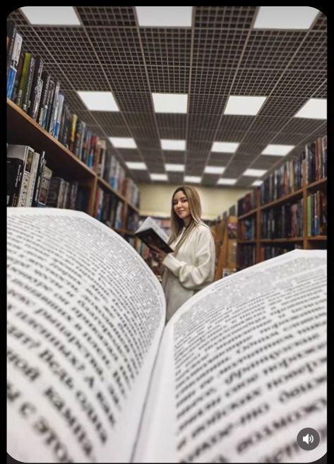 Library Poses Photo Shoot, Senior Pictures For Book Lovers, Family Photos In Library, Library Pictures Aesthetic, Library Photography Ideas, Library Photo Shoot Aesthetic, Library Shoot Photo Ideas, Book Store Photoshoot Aesthetic, Reader Photoshoot